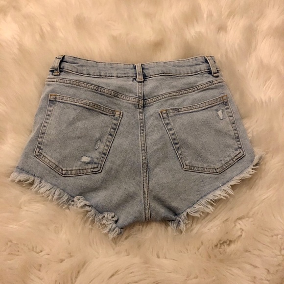 H&M light wash ripped jeans! - Picture 2 of 3